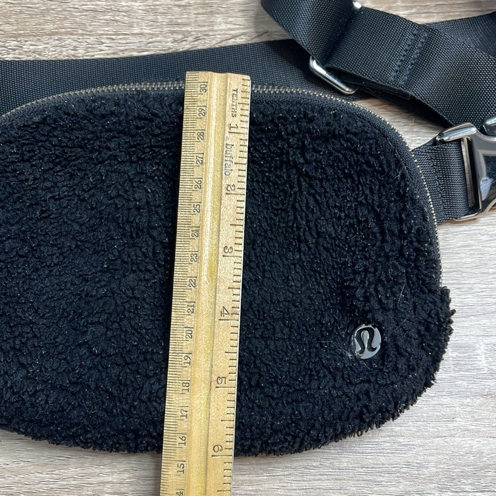 Lululemon Unisex Everywhere Fleece Belt Bag Black - Picture 14 of 15